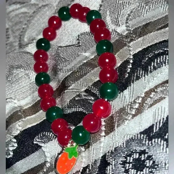 Strawberry bracelet - Picture 1 of 6
